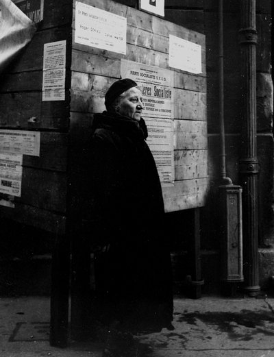 Andra världskriget (1939-1945) - Andra världskriget (WWII eller WW2): Paris (Frankrike) 29 april 1945: En parisisk kvinna åldras framför valpanelerna under kommunala val. Genom CFLN:s beslut av den 21 april 1944 kunde franska kvinnor rösta för första gånge av Unbekannt