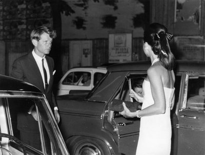 Senator Robert Kennedy med sin fru. Via Veneto. Rom. 1966. av Unbekannt