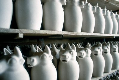 Hyllor inne i en keramikfabrik med några mjölkkannor, Montelupo Fiorentino, Italien (foto) av Unbekannter Künstler