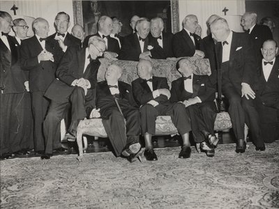 Sir Winston Churchill och Dwight D. Eisenhower vid en middag som hölls i Winfield House, den amerikanska ambassadörens hem i London av Unbekannter Künstler