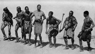 Sydafrika. Lätthjärtade kaffirpojkar hänger sig åt en samlad sång och dans. 1920 av Unbekannt