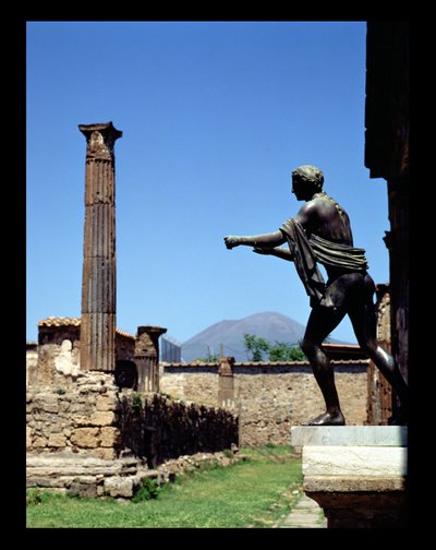 Staty av Apollo, från Apollontemplet, med Vesuvius i bakgrunden (foto) av Unbekannt