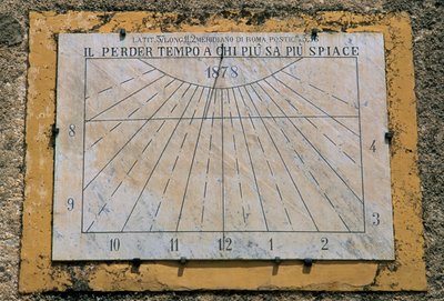Solur, sidovägg av kyrkan Maria Santissima Assunta, Palazzo Adriano, Sicilien, Italien av Benjamin Baud