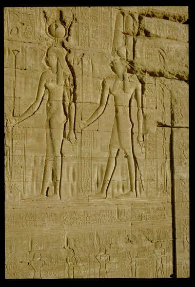 Nedsänkt relief föreställande Hathor och Horus (foto) av Unbekannt