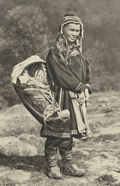 Sverige. Lappkvinna som bär sitt barn i en vagga av renskinn. 1920 av Unbekannt