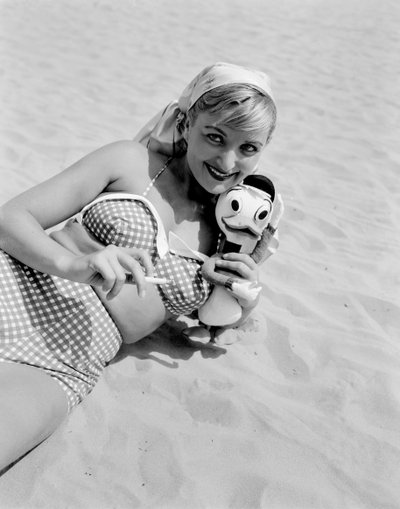 SKÅDESPELINNEN ELENA GIUSTI PÅ VENICE LIDO BEACH - 1951 av Unbekannt