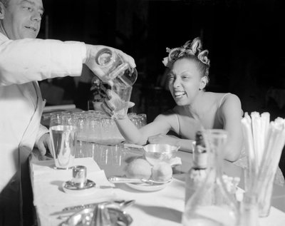 POPSSÅNGAREN OCH DANSAREN JOSEPHINE BAKER VID DEN INTERNATIONELLA FILMFESTIVALEN PÅ VENICE LIDO - 1948 av Unbekannt