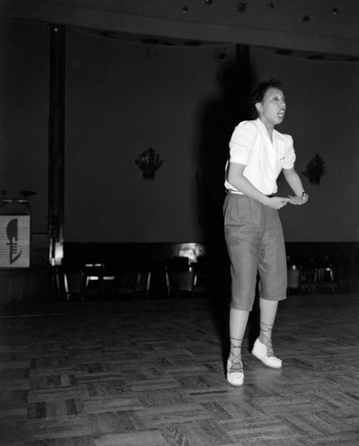 POPSSÅNGAREN OCH DANSAREN JOSEPHINE BAKER VID DEN INTERNATIONELLA FILMFESTIVALEN PÅ VENICE LIDO - 1948 av Unbekannt