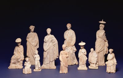 Tanagra Group: Stående och sittande figurer, vind, Mindre Asien, 300-talet f.Kr. (terrakotta) av Unbekannt