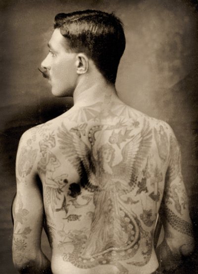 Tatuerad brittisk sjöman under första världskriget 1914-18 (vy bakifrån) (s/v-foto) (se även 473188) av Unbekannter Künstler