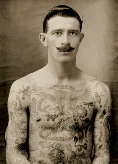 Tatuerad brittisk sjöman under första världskriget 1914-18 (framifrån) (s/v-foto) (se även 473189) av Unbekannter Künstler