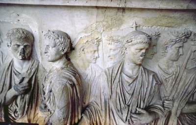 Den bakre fasaden, detalj av antik reliefdekoration (några bitar från Ara Pacis av Augustus) föreställande en grupp romerska medborgare (sten) av Unbekannt