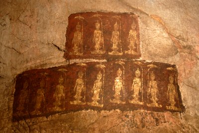 Theravada-buddhismen; gammal väggmålning; stående Buddha Shakyamuni; Mudra; Varada; gest för att ge önskningar; Tham Pa-grottan; vid Nong Thang; Xieng Khouang-provinsen; Laos; Sydöstra Asien; Asien av Unbekannter Künstler