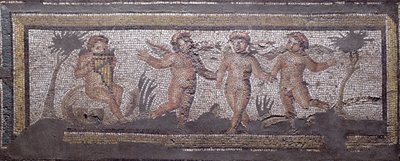 Tre dansande putti ackompanjerat av en som spelar pannpiporna, bårddetalj från en mosaikbeläggning som skildrar årstiderna och jaktscener från Constantinian Villa i Daphne, Roman, c.325-330 AD (marmor, kalksten och glasmosaik) av Unbekannt
