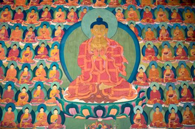 tibetansk buddhism; väggmålning; mediterar Buddha; många små Buddhas; Chemre Gompa kloster; Chemrey; Ladakh-regionen; Jammu och Kashmir; Indien; Sydasien; Asien av Unbekannt