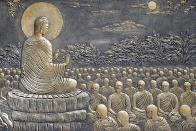 Tinh Xa Ngoc Chau buddhistiska tempel, Buddhas liv, Siddhartha Gautama, Buddha med lärjungar, undervisning, Buddha uppmanade sina första sextio Arahant-lärjungar att gå i olika riktningar för att predika läran,   Chau Doc, Vietnam, 2018 (pho av Unbekannt