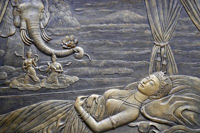 Tinh Xa Ngoc Chau buddhistiska tempel, Buddhas liv, Siddhartha Gautama, Buddhas moder Maya drömmer om att den vita elefanten kommer in i hennes livmoder, Chau Doc, Vietnam, 2018 (foto) av Unbekannt