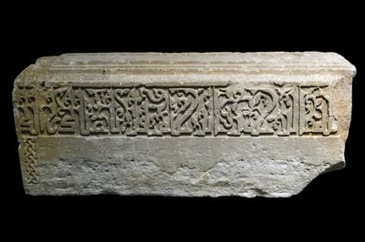 Gravmarkör. Iran, Siraf, 527 H./1133. huggen sten. Musée du Louvren av William M. Timlin