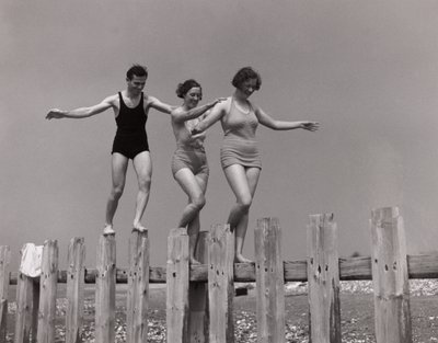 Två kvinnor och en man som går längs en groyne, ca 1930-talet av Unbekannt