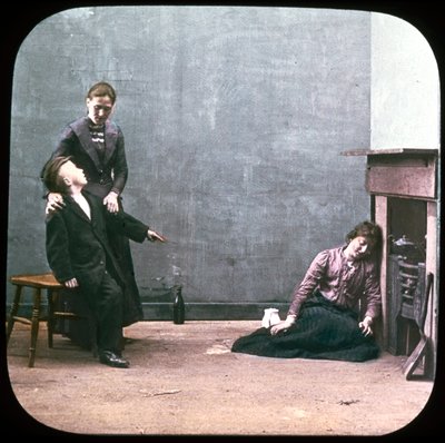 Två kvinnor och pojke framför den öppna spisen, ca 1895 av Unbekannt