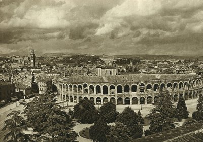 Utsikt över arenor, den romerska amfiteatern och staden Verona 1925 av Unbekannt