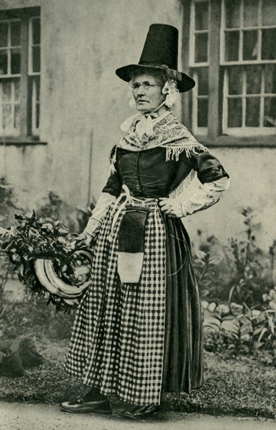 Wales. En ståtlig gammal walesisk dam, hängiven folkdräkt. 1920 av Unbekannt