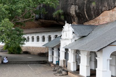 Vit byggnad under en klippvägg; grotta tempel; Gyllene tempel; Dambulla; Sri Lanka; Asien av Unbekannt