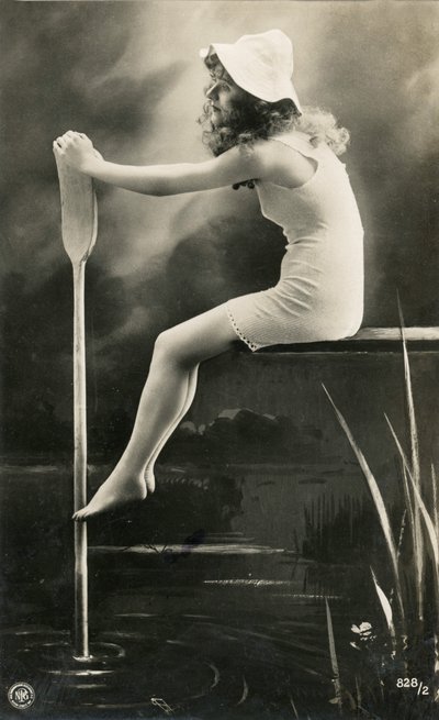 Frau im Nachthemd, ca. frühe 1900er (Postkarte) von 