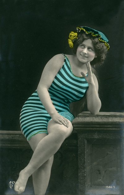 Frau in Badeanzügen, ca. frühe 1900er (Postkarte) von 