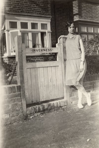 Kvinna utanför Inverness B&B, Broadstairs, Kent, ca 1920-talet av Unbekannt