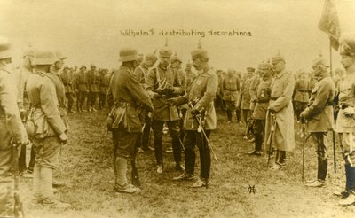 1:a världskriget: Kejsar Wilhelm II delar ut dekorationer av Unbekannter Künstler