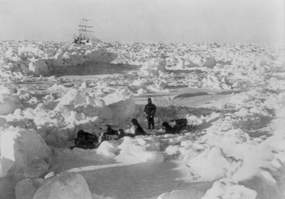Imperial Trans-Antarctic Expedition: Besatzungsmitglied zusammengebunden sitzend auf einer Eisscholle, um 1914-17 von Underwood & Underwood
