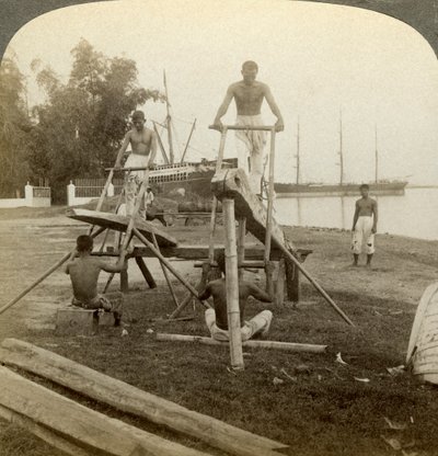 Ett filippinskt sågverk, Cebu, Filippinerna. av Underwood and Underwood