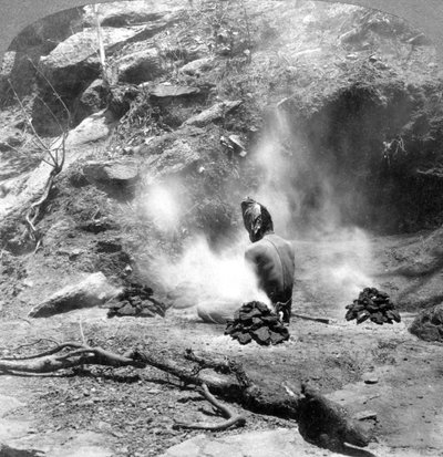 En eremit som gör bot vid Gem Lake, Mount Abu, Indien, 1903. av Underwood and Underwood