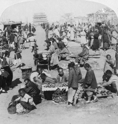 En marknad i Tartars norra stad, med utsikt mot Drum Tower, Peking Peking, Kina, 1901 av Underwood and Underwood
