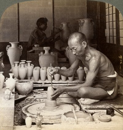 En krukmakare och hans hjul, skapar en vas av Awata-porslin, Kinkosan-verk, Kyoto, Japan, 1904 av Underwood and Underwood