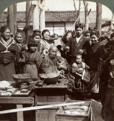 En gatuartist med en apa som roar publiken, Kobe, Japan, 1896. av Underwood and Underwood