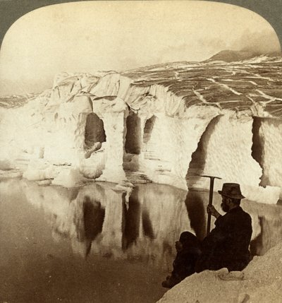 Aletschglaciären och Marjelensjön, Schweiz. av Underwood and Underwood
