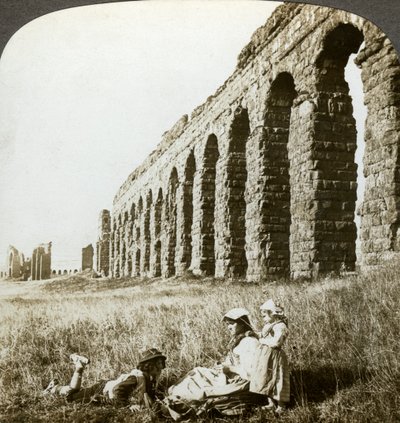 Akvedukten av Claudius och Campagna, Rom, Italien. av Underwood and Underwood