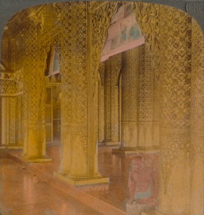 Buddhistisk tempelinteriör med kostsamma dekorationer i guld och färger, Moulmein, Burma, 1907. Konstnärer: Elmer Underwood, Bert Elias Underwood. av Underwood and Underwood