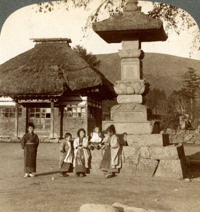 Barn på lekplatsen i en byskola, Japan, 1904 av Underwood and Underwood