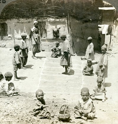 Barn som leker hopscotch, Kashmir, Indien, c1900-talet. av Underwood and Underwood