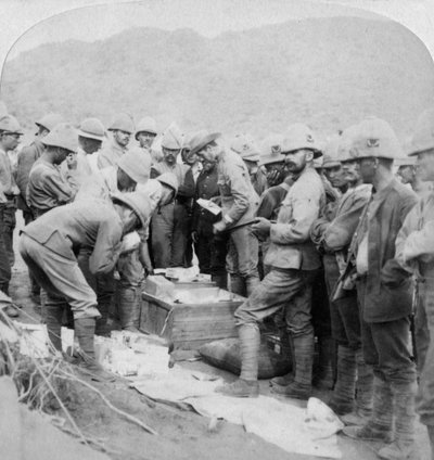 Julklappar hemifrån, till trupperna med Methuen vid Modder River, Sydafrika, 1900. av Underwood and Underwood