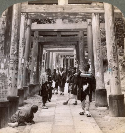 Kommer och går under långa rader av heliga torii, Shinto-templet i Inari, Kyoto, Japan, 1904 av Underwood and Underwood