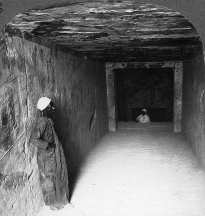 Fallande galleri i Sethos I:s grav, Thebe, Egypten, 1905. av Underwood and Underwood
