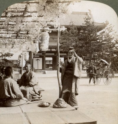 Hängande klungor av blåregn över en tehusveranda, Kyoto, Japan, 1904 av Underwood and Underwood