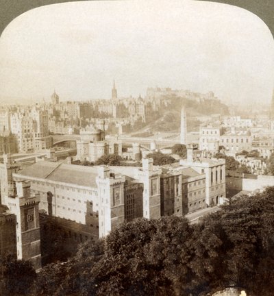 Edinburgh, från Calton Hill, S.W. till slottet, över gammal begravningsplats, Skottland, 1902. av Underwood and Underwood