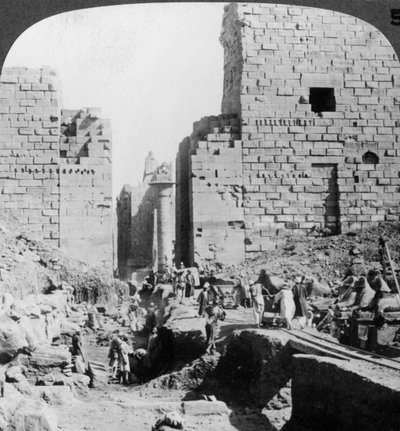 Utgrävning av en aveny till Karnaktemplet, Thebe, Egypten, 1905. av Underwood and Underwood