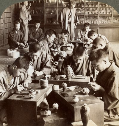 Experter som skapar design i Cloisonne, Kyoto, Japan, 1904 av Underwood and Underwood