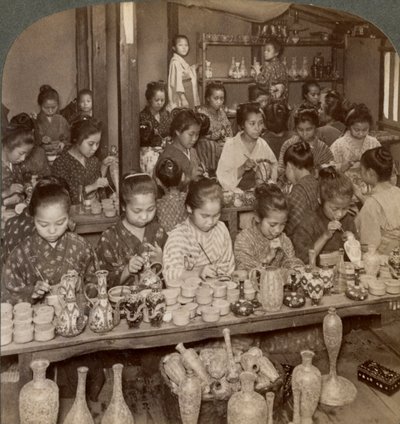 Fabriksflickor som dekorerar billig keramik för utländska marknader, Kyoto, Japan, 1904 av Underwood and Underwood